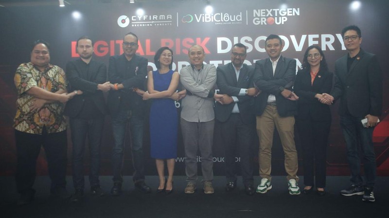 (Dari kiri) Founder & Chief Executive Officer of CYFIRMA Kumar Ritesh, Co-Founder & Chief Operating Officer ViBiCloud Ramon Hadypratomo dan Managing Director of NEXTGEN Indonesia Sanny Hadinata berbincang usai mengumumkan kerjasama di Jakarta, Rabu (22/11/2023). Kerjasama strategis untuk memperkuat kemanan siber di Indonesia, menjauhkan risiko serangan ransomware dan pelanggaran data dengan solusi ViBiCloud X-TIS (External Threat Intelligence Service).