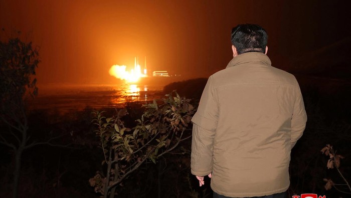 A rocket carrying a spy satellite Malligyong-1 is launched, as North Korean government claims, in a location given as North Gyeongsang Province, North Korea in this handout picture obtained by Reuters on November 21, 2023.  KCNA via REUTERS    ATTENTION EDITORS - THIS IMAGE WAS PROVIDED BY A THIRD PARTY. REUTERS IS UNABLE TO INDEPENDENTLY VERIFY THIS IMAGE. NO THIRD PARTY SALES. SOUTH KOREA OUT. NO COMMERCIAL OR EDITORIAL SALES IN SOUTH KOREA.     TPX IMAGES OF THE DAY