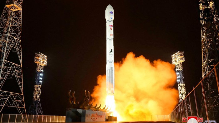 Momen Korea Utara Luncurkan Satelit Mata-mata Pertamanya A rocket carrying a spy satellite Malligyong-1 is launched, as North Korean government claims, in a location given as North Gyeongsang Province, North Korea in this handout picture obtained by Reuters on November 21, 2023. KCNA via REUTERS ATTENTION EDITORS - THIS IMAGE WAS PROVIDED BY A THIRD PARTY. REUTERS IS UNABLE TO INDEPENDENTLY VERIFY THIS IMAGE. NO THIRD PARTY SALES. SOUTH KOREA OUT. NO COMMERCIAL OR EDITORIAL SALES IN SOUTH KOREA. TPX IMAGES OF THE DAY