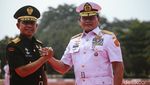 Momen Laksamana Yudo Serahkan Jabatan Panglima TNI ke Jenderal Agus