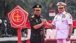 Momen Laksamana Yudo Serahkan Jabatan Panglima TNI ke Jenderal Agus