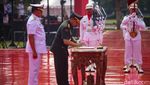 Momen Laksamana Yudo Serahkan Jabatan Panglima TNI ke Jenderal Agus