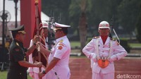 Laksamana Yudo Margono menyerahkan jabatan Panglima TNI ke Jenderal Agus Subiyanto dalam upacara serah terima jabatan di Mabes TNI, Jakarta, Rabu (22/11/2023). 