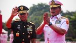 Momen Laksamana Yudo Serahkan Jabatan Panglima TNI ke Jenderal Agus
