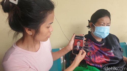 Monalisa Nababan kakak korban bersama ibunya Aprilina Sihombing menunjukkan foto Aldi Nababan yang diautopsi di Medan. (Goklas Wisely/detikSumut).