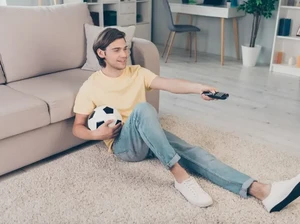 Bukan untuk Gaya, Ini Alasan Orang Pakai Alas Kaki di Dalam Rumah