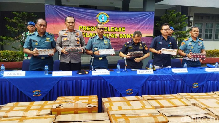 Pangkalan TNI Angkatan Laut (Lanal) Banten menggagalkan penyelundupan rokok ilegal yang akan dikirim ke Sumatera (M Iqbal/detikcom)
