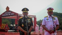 Panglima TNI Jenderal Agus Subiyanto bersama Laksamana Yudo Margono memberikan keterangan pers usai sertijab Panglima di Mabes TNI, Jakarta, Rabu (22/11/2023). 