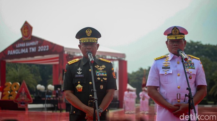 Panglima TNI Jenderal Agus Subiyanto bersama Laksamana Yudo Margono memberikan keterangan pers usai sertijab Panglima di Mabes TNI, Jakarta, Rabu (22/11/2023).