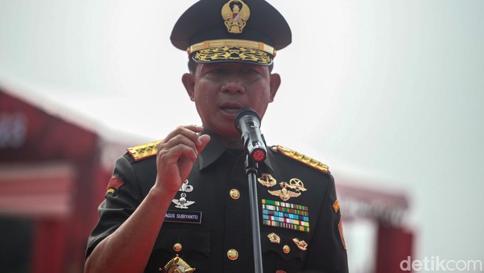 Panglima TNI Jenderal Agus Subiyanto bersama Laksamana Yudo Margono memberikan keterangan pers usai sertijab Panglima di Mabes TNI, Jakarta, Rabu (22/11/2023).