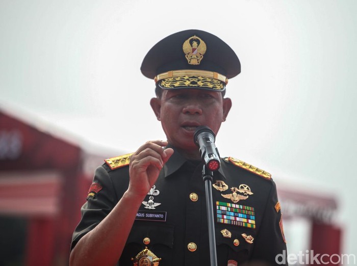 Panglima TNI Jenderal Agus Subiyanto bersama Laksamana Yudo Margono memberikan keterangan pers usai sertijab Panglima di Mabes TNI, Jakarta, Rabu (22/11/2023).