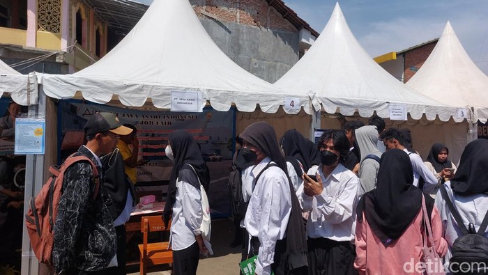 Para pencari kerja di Kabupaten Cirebon saat mengikuti job fair.