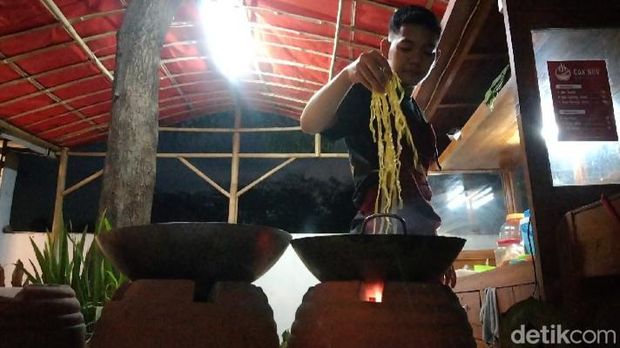 Pedagang saat membuat mie godok di Majalengka