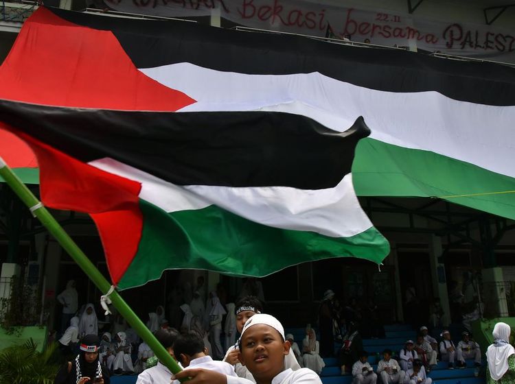Pelajar Bekasi Kibarkan Bendera Palestina Raksasa di Sekolah
