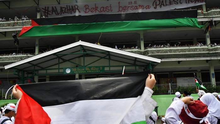 Pelajar Bekasi Kibarkan Bendera Palestina Raksasa di Sekolah Sejumlah pelajar mengikuti acara pengibaran bendera Palestina berukuran 18x12 meter oleh Sispala (Siswa Pecinta Alam) di Al Azhar, Kemang Pratama, Bekasi, Jawa Barat, Rabu (22/11/2023). Aksi doa dan pengibaran bendera raksasa tersebut sebagai bentuk dukungan terhadap warga Palestina yang mengalami penderitaan akibat serangan militer Israel. ANTARA FOTO/Fakhri Hermansyah/aww.