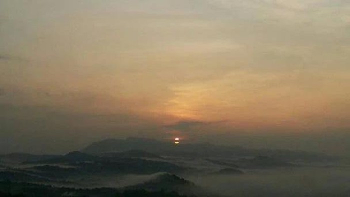 Pemandangan sunrise di Gunung Grigak.
