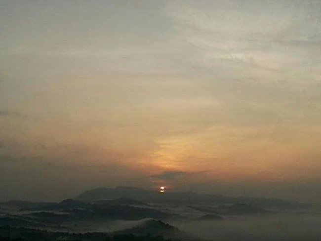 Pemandangan sunrise di Gunung Grigak.