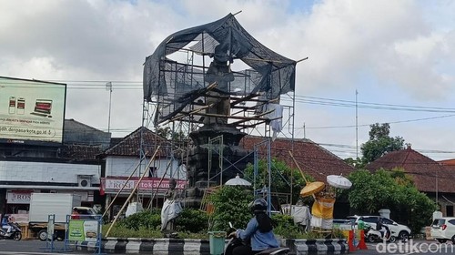 Pemeliharaan Patung Panca Rsi di Denpasar, Bali.