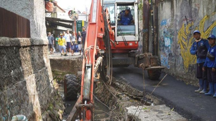 Pemkot Jaksel membongkar 45 bangunan liar di atas saluran air penghubung Kali Sarua di Pejaten Barat, Pasar Minggu sebagai upaya mencegah banjir. (ANTARA/HO-Pemkot Jakse)