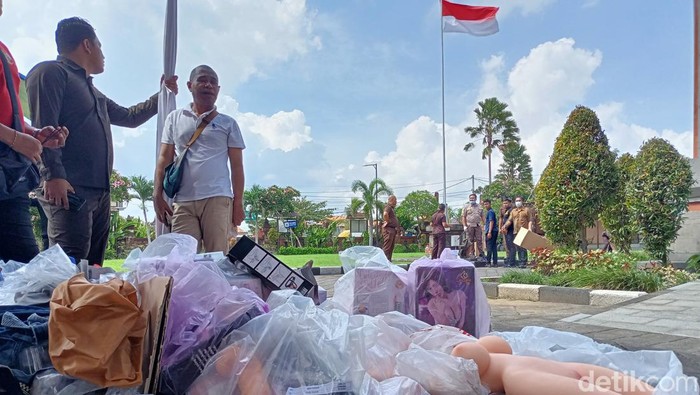 Pemusnahan ribuan barang bukti kejahatan di Kabupaten Badung sejak Juni-Oktober 2023, Rabu (22/11/2023).