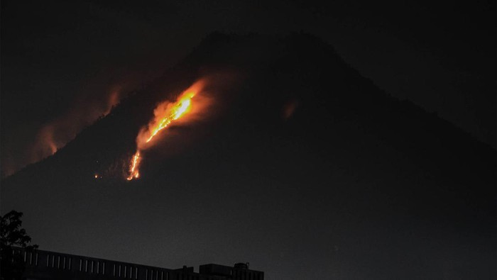 Api menyala ketika terjadi kebakaran hutan dan lahan (Karhutlah) di Kawasan Gunung Panderman, Batu, Jawa Timur, Selasa (21/11/2023). Berdasarkan data BPBD Batu karhutlah yang terjadi di Petak 227 RPH Oro-Oro Ombo, lereng Gunung Panderman tersebut diduga akibat sambaran petir yang mengenai pohon di kawasan itu. ANTARA FOTO/Irfan Sumanjaya/Spt.