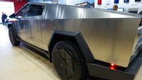 Tesla menjadwalkan pengiriman ke konsumen pada 30 November, tetapi hanya 10 unit saja.   