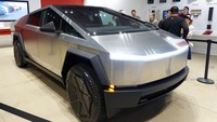 Cybertruck baru Tesla dipamerkan di toko Tesla di San Diego, California, Amerika Serikat, Senin (20/11/2023).  