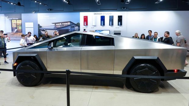 Tesla's new Cybertruck is shown on display at a Tesla store in San Diego, California, U.S., November 20,2023.  REUTERS/Mike Blake