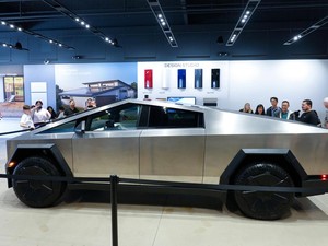 Tesla Cybertruck Akhirnya Dijual, Seperti Mobil dari Masa Depan