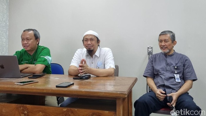 Penanggung jawab pelayanan RSU dr Soetomo, Dr dr Wihasto Suryaningtyas SpBS (K) (tengah baju putih)