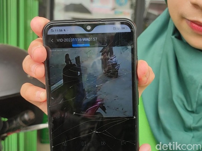 Pencuri motor di minimarket di Palembang terekam CCTV.