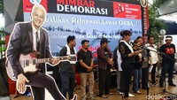 Mimbar bebas ini diisi oleh beragam kegiatan seperti pentas seni rakyat dan orasi tokoh lintas agama.  