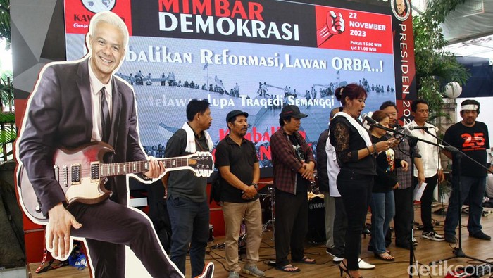Sejumlah relawan Ganjar-Mahfud gelar mimbar bebas di Jl Diponegoro 72, Jakarta, Rabu (22/11/2023). Mereka menyatakan menolak neo-orde baru.