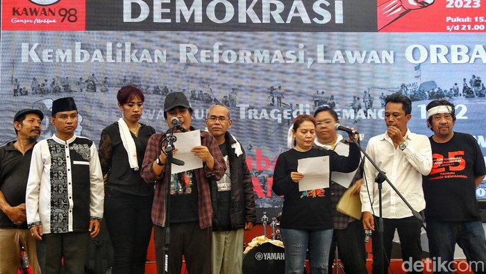 Sejumlah relawan Ganjar-Mahfud gelar mimbar bebas di Jl Diponegoro 72, Jakarta, Rabu (22/11/2023). Mereka menyatakan menolak neo-orde baru.