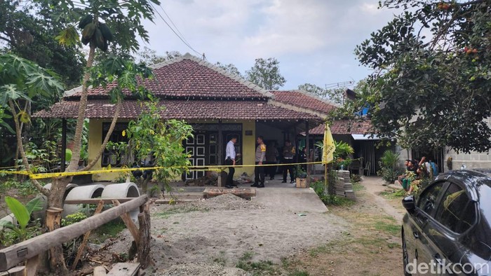 Rumah lokasi penemuan kerangka manusia dicor dan dikubur di Desa Bacem, Ponggok, Kabupaten Blitar.