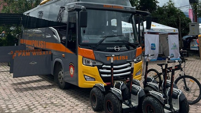 Kepolisian Daerah (Polda) Sumatra Utara (Sumut) menurunkan Bus Command and Monitoring Center Direktorat Pengamanan Objek Vital (Dit Pamobvit) untuk memperkuat pengamanan event Aquabike Jetski World Championship 2023 Danau Toba yang digelar di empat kabupaten sekaligus yaitu Toba, Karo, Dairi, dan Samosir pada 22-26 November 2023. Foto: Dok Polda Sumut/Istimewa