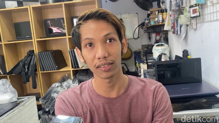 Penjaga toko laptop di depok berhasil menggagalkan penipuan modus bukti transfer editan (Devi Puspitasari/detikcom)
