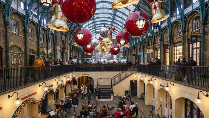 Pernak-pernik Natal Mulai Hiasi Pertokoan di Inggris Christmas decorations are seen outside a restaurant in the area of Covent Garden as people walk past, in London, Tuesday, Nov. 21, 2023.(AP Photo/Alberto Pezzali)