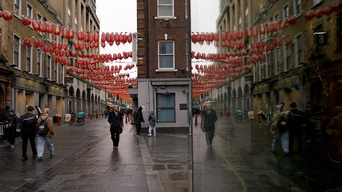 Pernak-pernik Natal Mulai Hiasi Pertokoan di Inggris Christmas decorations are seen outside a restaurant in the area of Covent Garden as people walk past, in London, Tuesday, Nov. 21, 2023.(AP Photo/Alberto Pezzali)