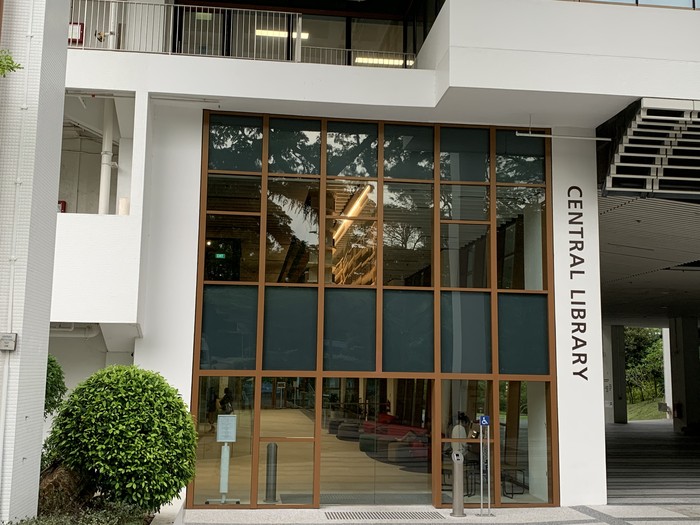 Perpustakaan Pusat NUS Singapura Perpustakaan Pusat NUS Singapura memiliki koleksi yang telah disimpan sejak PD 2