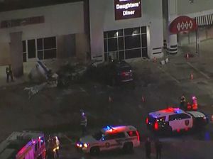 Pesawat Kecil Jatuh di Depan Mal Texas AS, Pilot Tewas