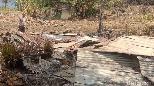 Polisi meninjau dua rumah yang diduga dibakar OTK.