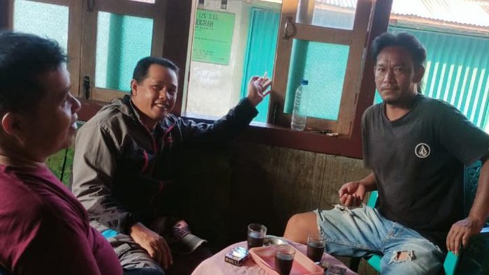 Polisi saat datangi rumah terduga pelaku yang tewaskan pelajar di OKU Selatan.