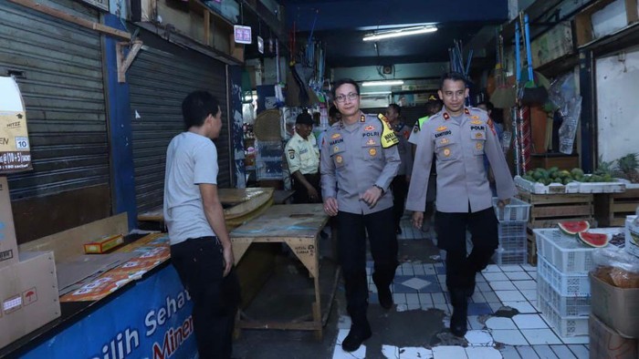 Polres Jaksel dan Polsek Mampang Prapatan mengecek keamanan di Pasar Mampang Prapatan