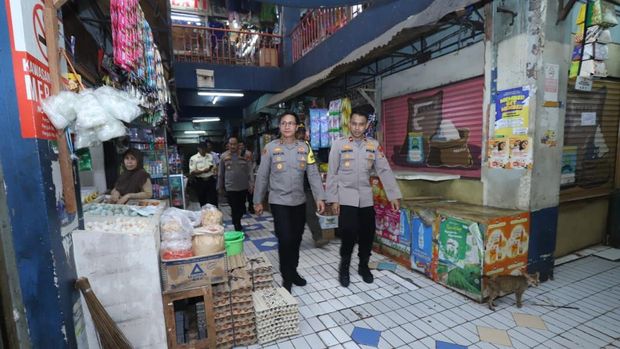 Polres Jaksel dan Polsek Mampang Prapatan mengecek keamanan di Pasar Mampang Prapatan