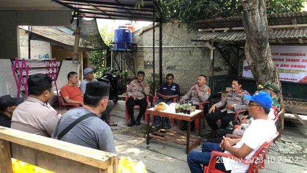 Polres Jaksel menggencarkan Siskamling hingga patroli ke gang mencegah gangguan kamtibmas jelang pemilu