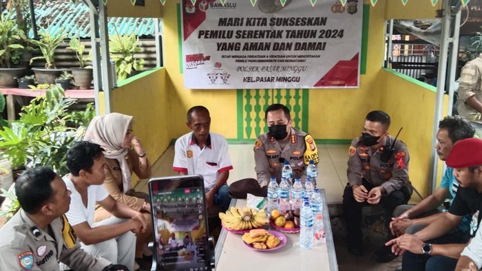 Polres Jaksel menggencarkan Siskamling hingga patroli ke gang mencegah gangguan kamtibmas jelang pemilu