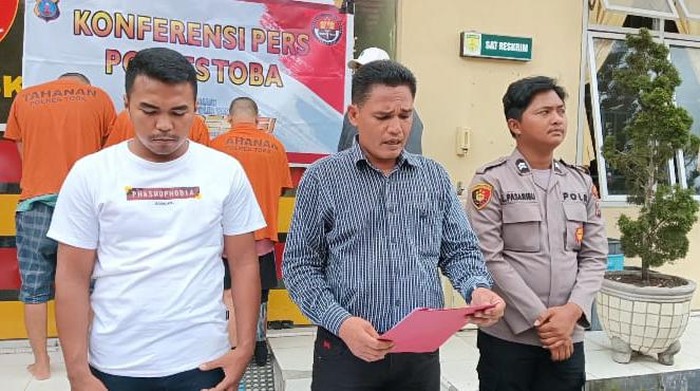 Polres Toba saat memaparkan kasus pencurian uang dana Desa AekUnsim. (Foto: Dok. Polres Toba)