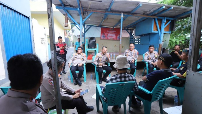 Polsek Mampang Prapatan sambangi Pos Satkamling RW 06 Kelurahan Tegal Parang