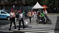 Aktivitas di kawasan Jalan Thamrin tampak normal saat UMP DKI Jakarta menjadi Rp 5.067.381.  